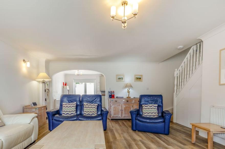 8 HARLYN MEWS, pet friendly, with a garden in Harlyn, Cornwall