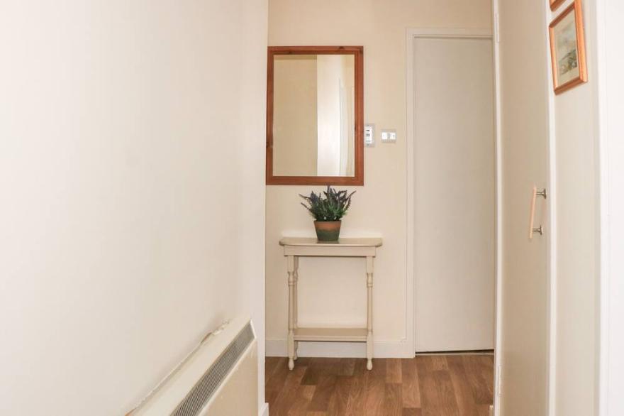 2 KNOCKQUIEN, pet friendly, country holiday cottage in Balivanich