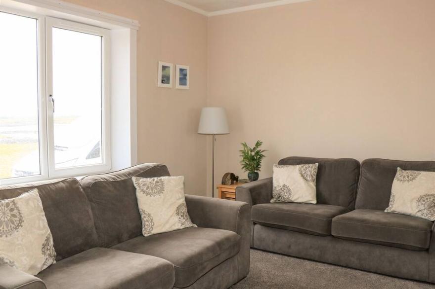 2 KNOCKQUIEN, pet friendly, country holiday cottage in Balivanich