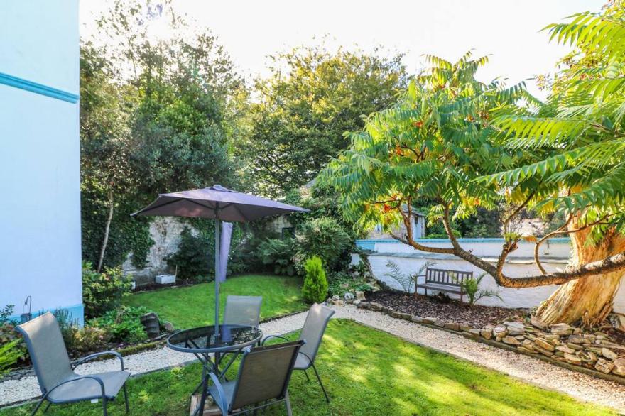 2 EMMA PLACE, pet friendly, with open fire in Bodmin