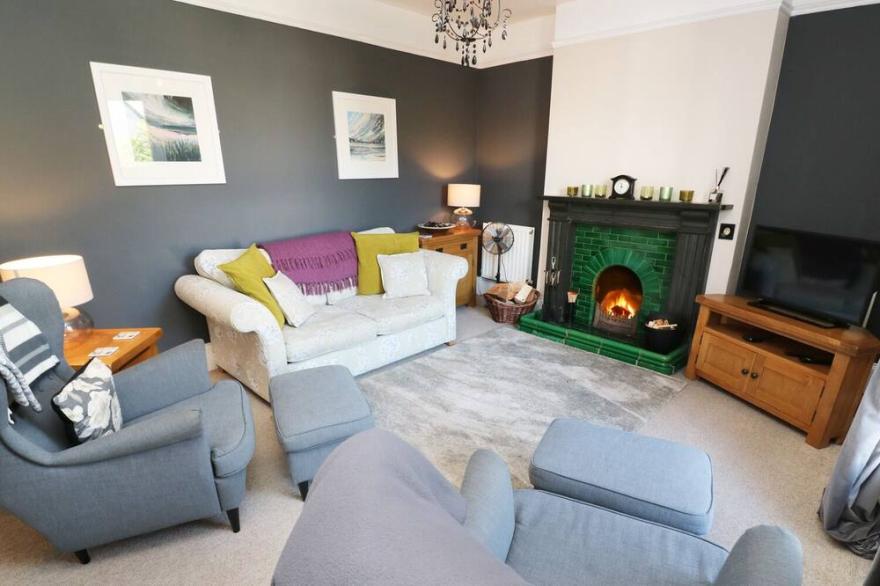 2 EMMA PLACE, pet friendly, with open fire in Bodmin