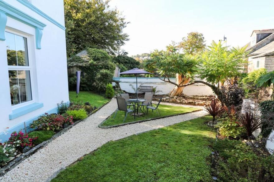 2 EMMA PLACE, pet friendly, with open fire in Bodmin