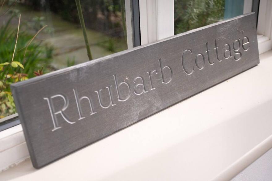Rhubarb Cottage - Two Bedroom House, Sleeps 4