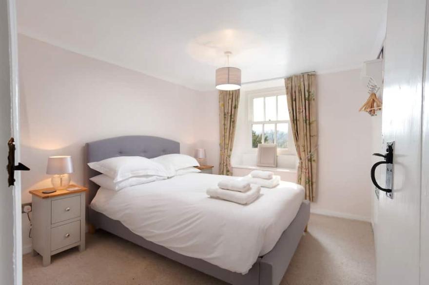 Rhubarb Cottage - Two Bedroom House, Sleeps 4