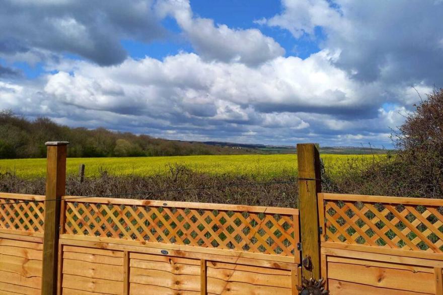 Charming Wentworth Lodge with countryside views