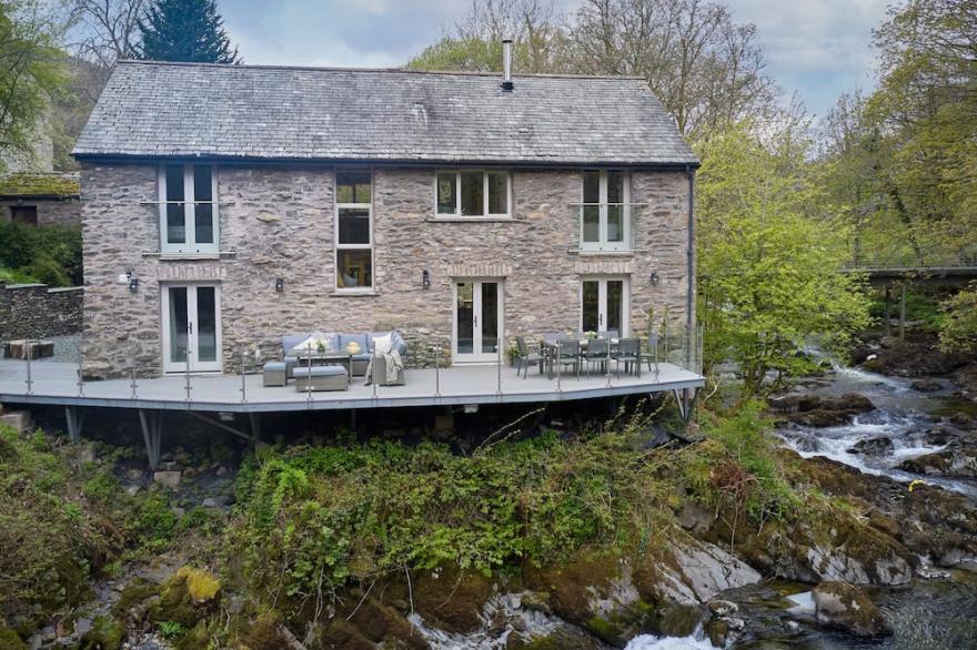 THE OLD WATER MILL, luxury holiday cottage, with hot tub in Kendal