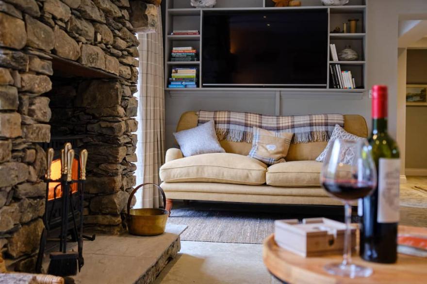 THE OLD WATER MILL, luxury holiday cottage, with hot tub in Kendal