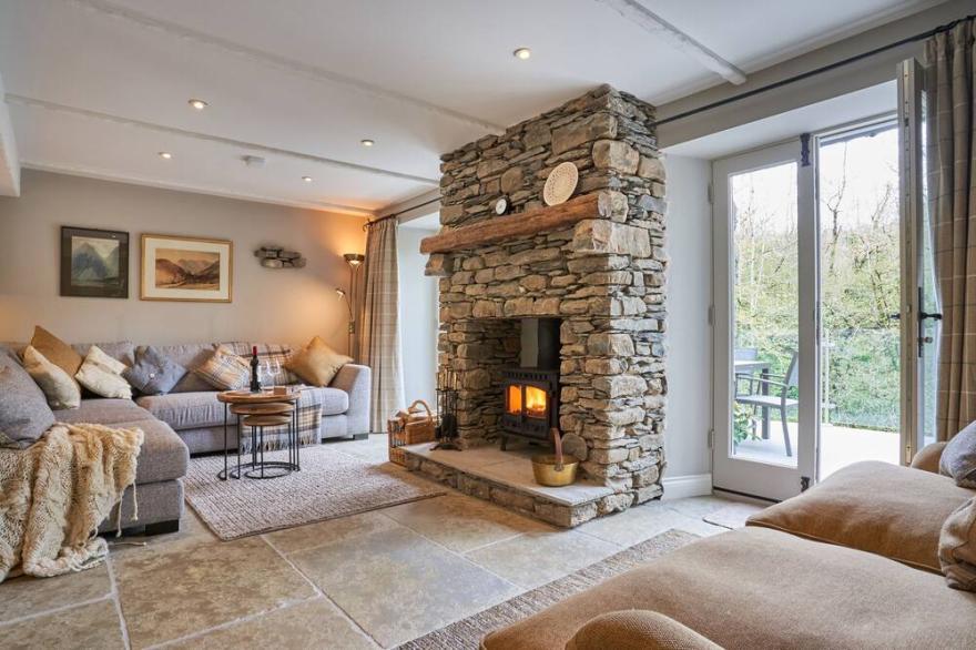 THE OLD WATER MILL, luxury holiday cottage, with hot tub in Kendal