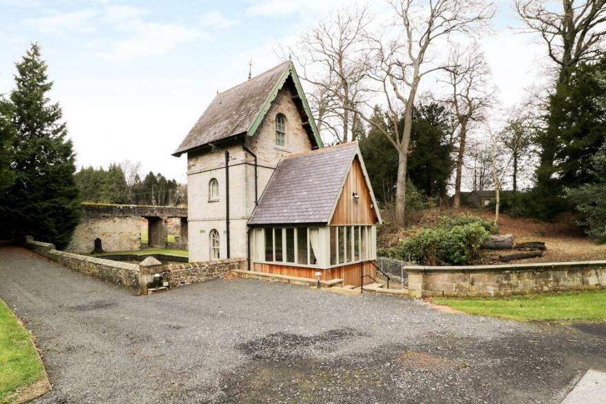 THE FOLLY, romantic, with a garden in Belford