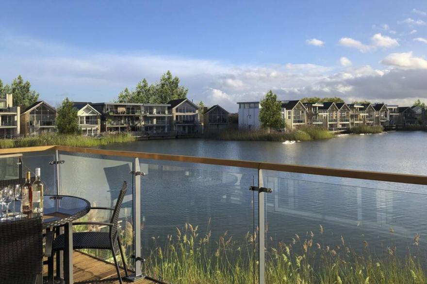 3 Howells Mere Lower Mill Estate/2 bed/2bath/4 and 1 child on Z bed/spa/pools