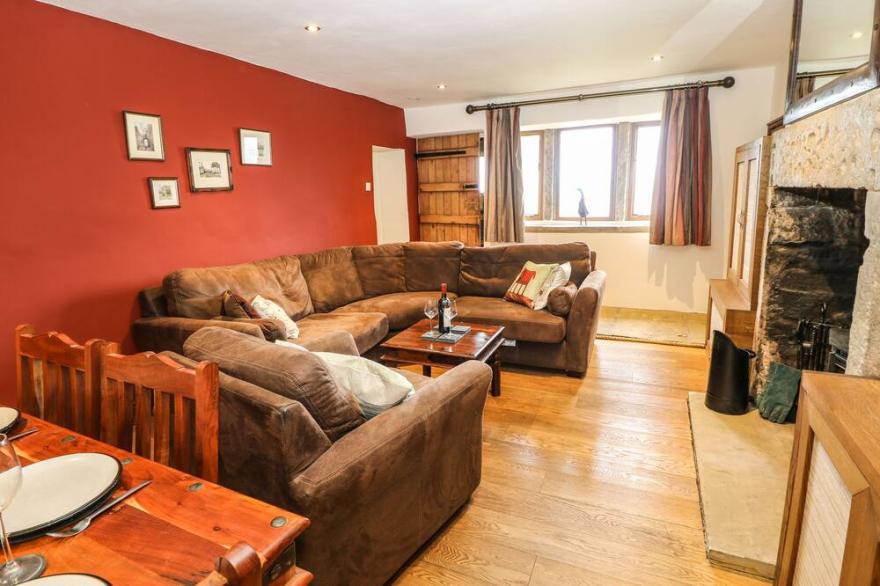 RAKE HEY FARM, pet friendly, character holiday cottage in Todmorden
