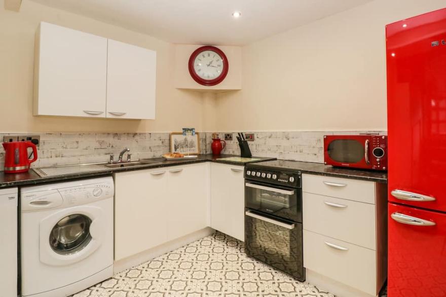 SWIFTS NEST, romantic, with a garden in Cookley
