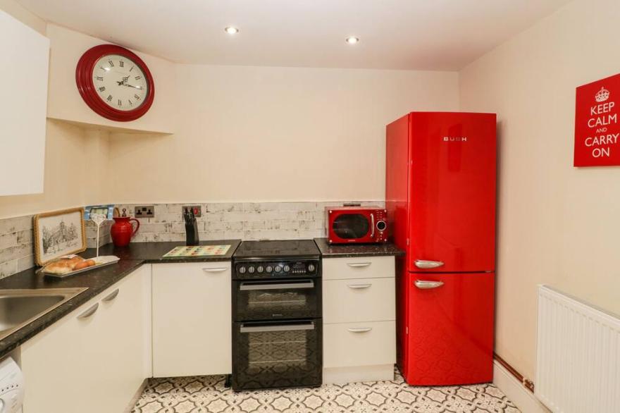 SWIFTS NEST, romantic, with a garden in Cookley