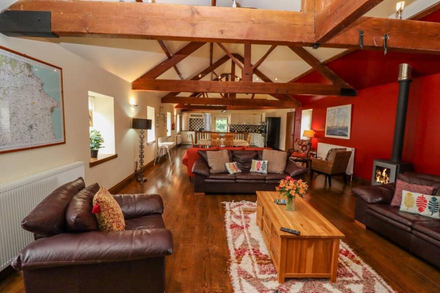 CARTWHEELS COTTAGE, family friendly, with pool in Great Driffield