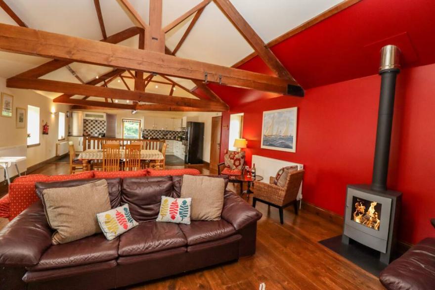 CARTWHEELS COTTAGE, family friendly, with pool in Great Driffield