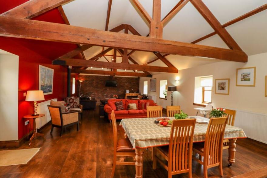 CARTWHEELS COTTAGE, family friendly, with pool in Great Driffield