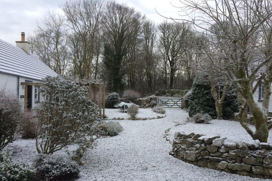 Luxury 5* 2 bed ensuite cottage, pet friendly, short walk to loch side