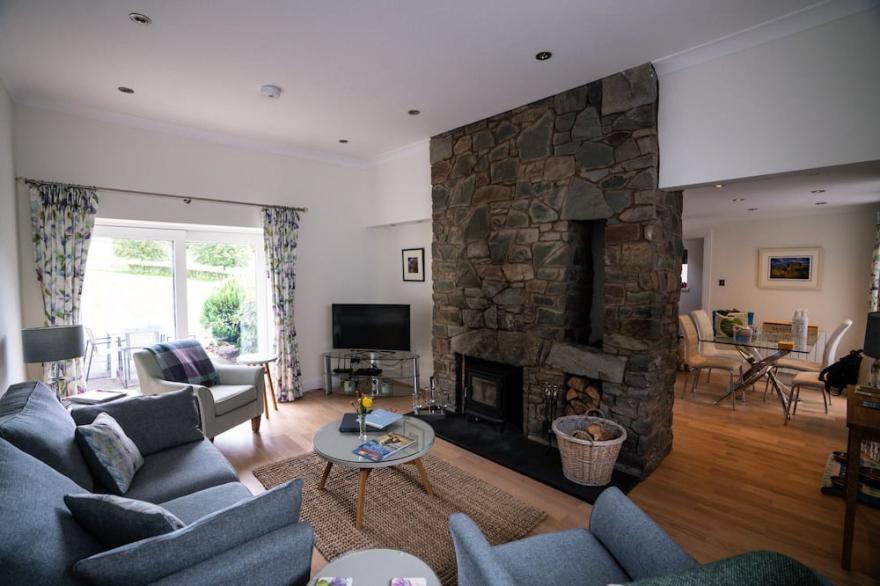 Luxury 5* 2 bed ensuite cottage, pet friendly, short walk to loch side