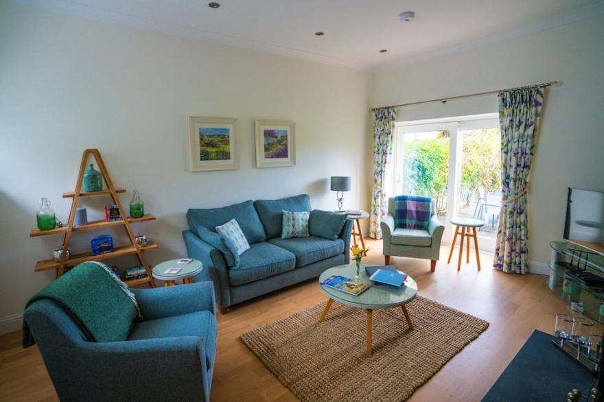 Luxury 5* 2 bed ensuite cottage, pet friendly, short walk to loch side