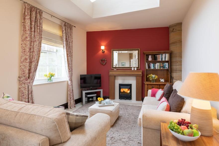 MEWS COTTAGE, family friendly, with a garden in Whitby