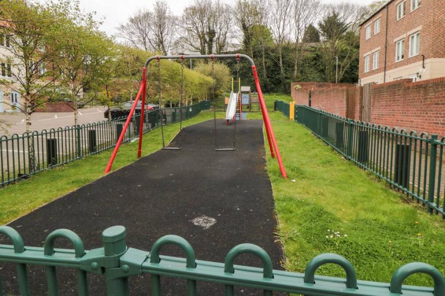 WATERMARK APARTMENT, family friendly, with a garden in Whitby