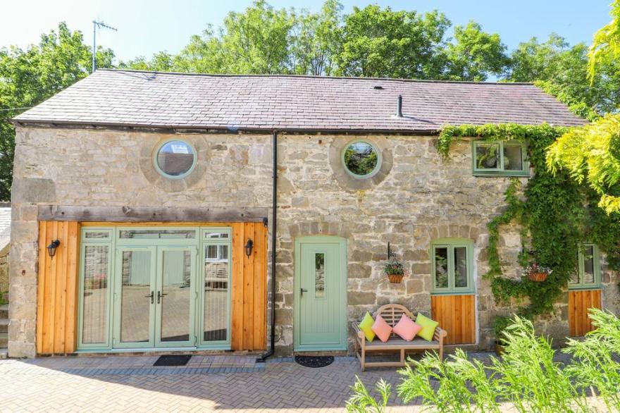 THE OLD COACH HOUSE, pet friendly, with a garden in Llanarmon-Yn-Ial