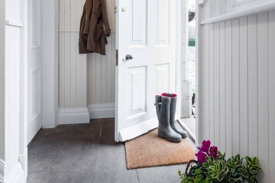 MANOR COTTAGE, pet friendly, character holiday cottage in Whitby