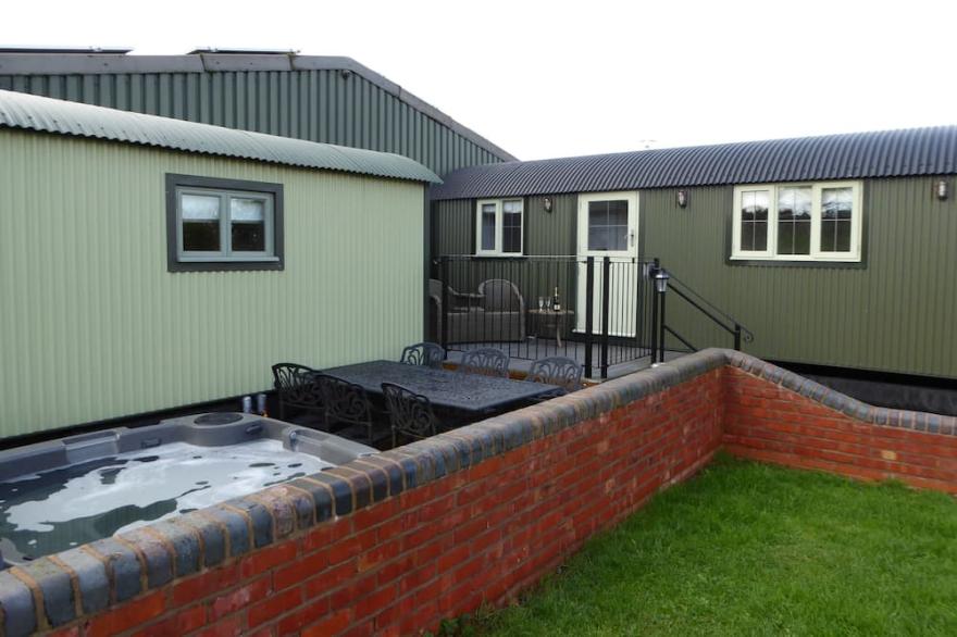 Shepherds View at Oaks Barn Farm with optional salt water hot tub nr Stratford.