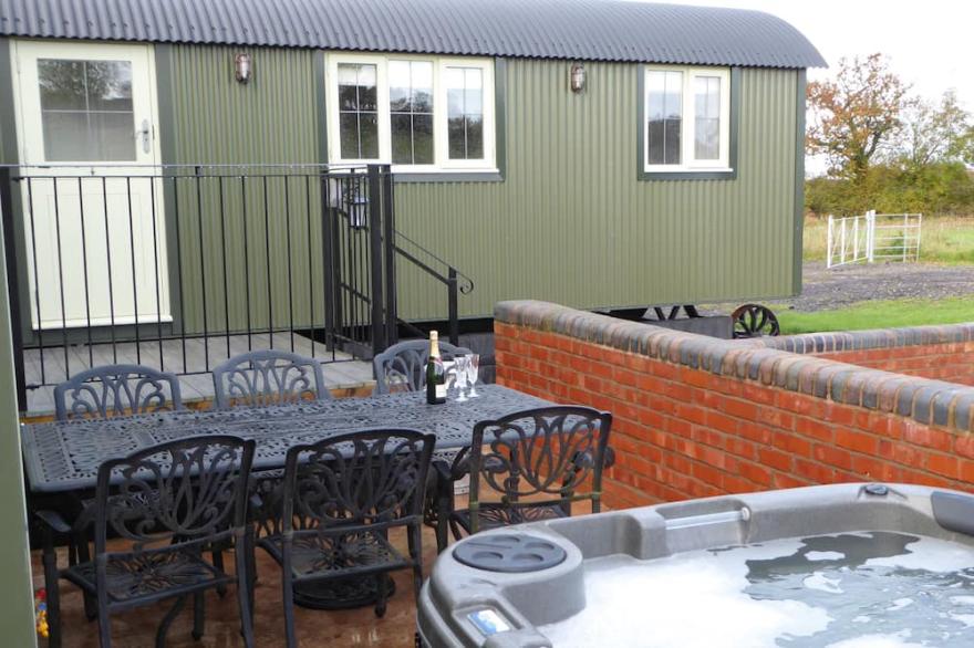 Shepherds View at Oaks Barn Farm with optional salt water hot tub nr Stratford.
