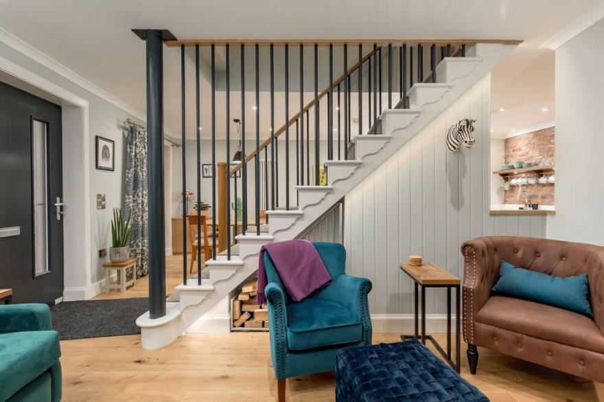 New characterful central mews house near designer shops, restaurants and theatre