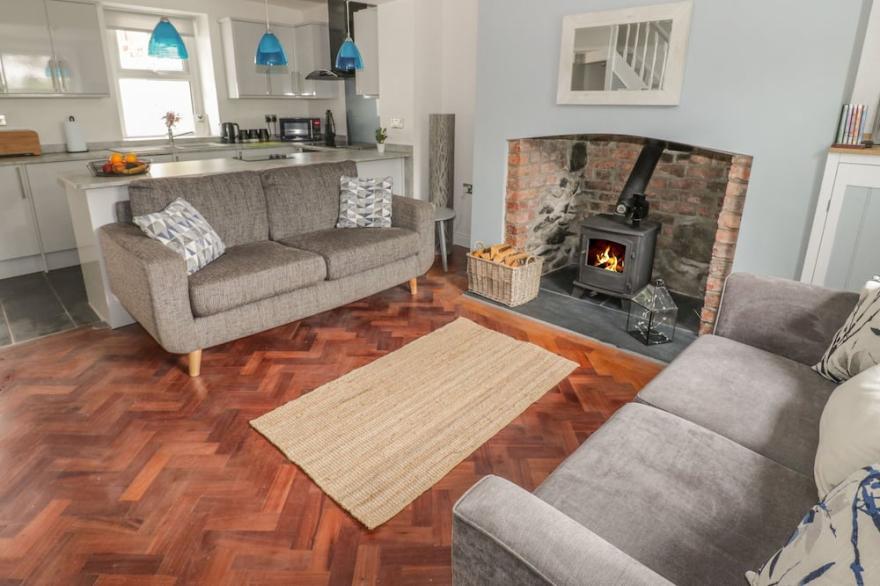CAE BACH, pet friendly, with open fire in Dwygyfylchi