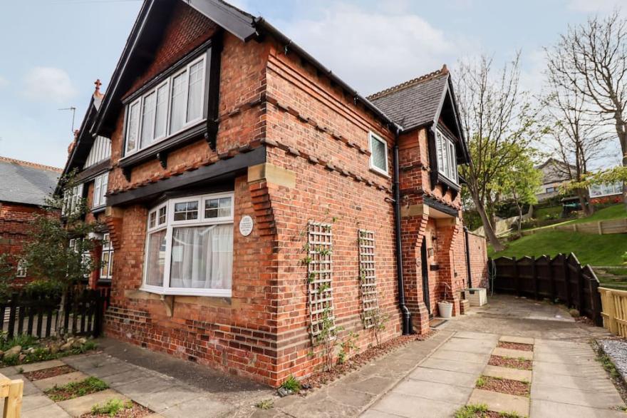 LINSKILL COTTAGE, family friendly, with hot tub in Whitby