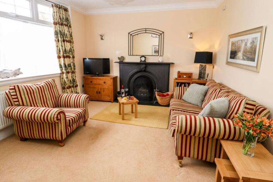 LINSKILL COTTAGE, family friendly, with hot tub in Whitby