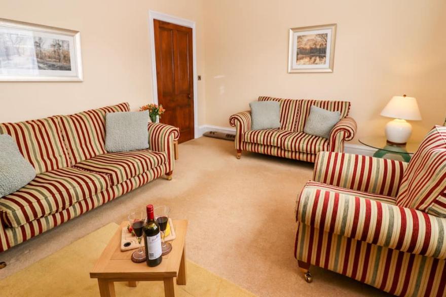 LINSKILL COTTAGE, family friendly, with hot tub in Whitby