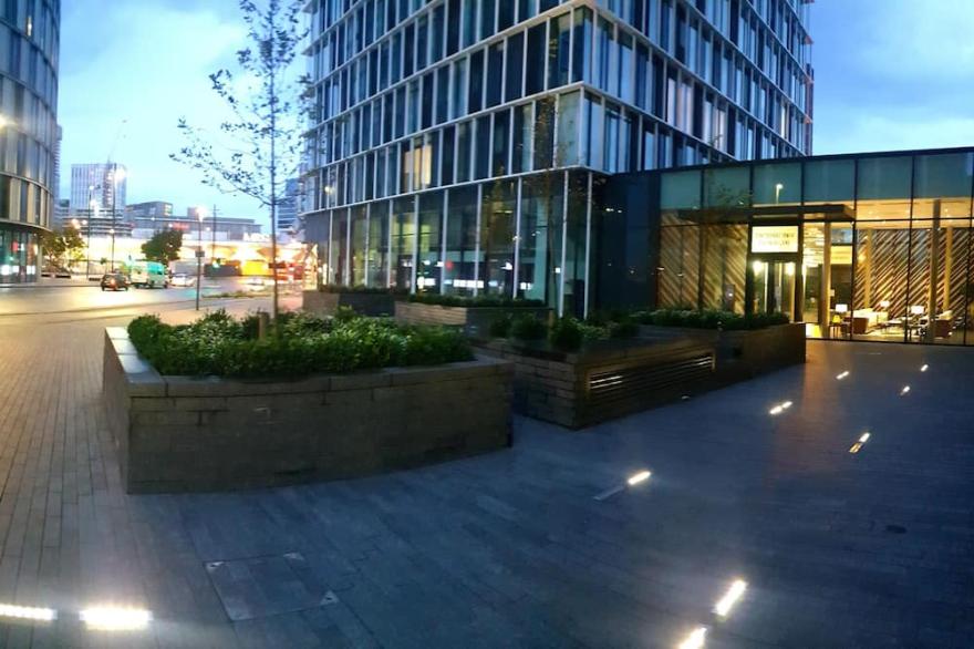 Amazing sub-penthouse on the Heart of Stratford .Host of Olympics games 2012 .