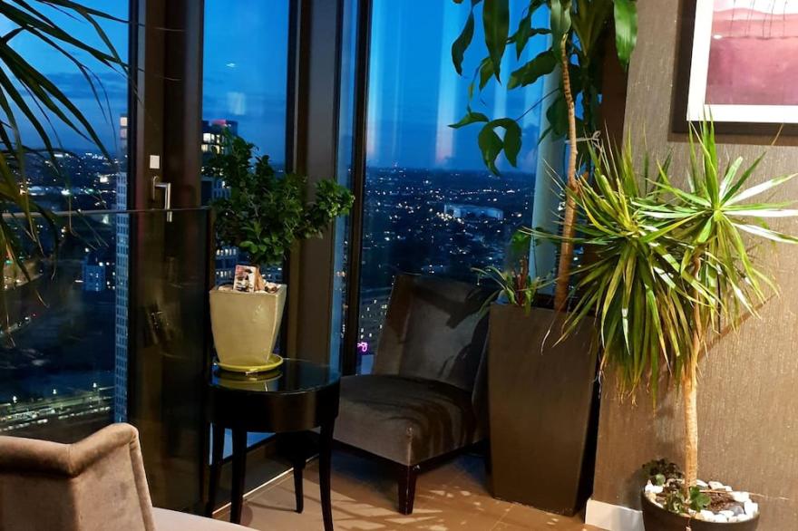 Amazing sub-penthouse on the Heart of Stratford .Host of Olympics games 2012 .