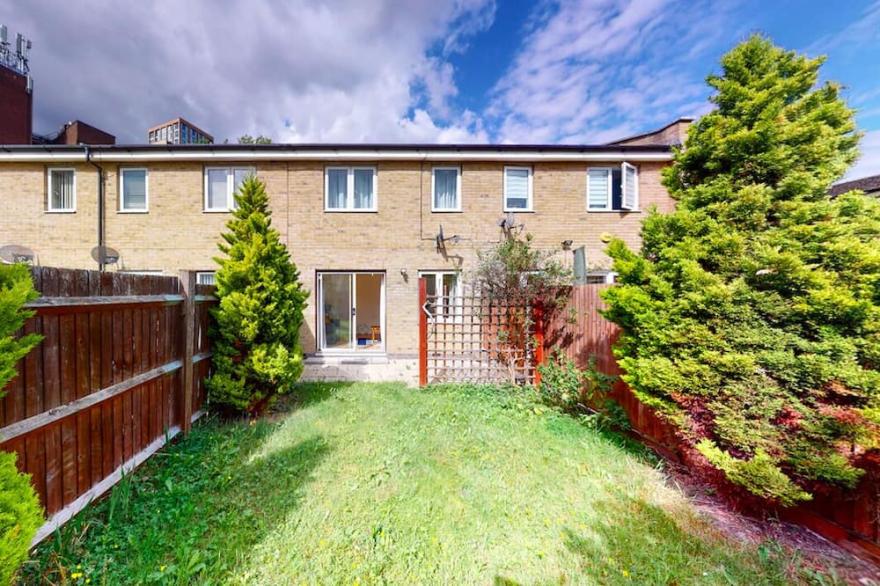 Amazing 2 Bed House w/ Private Parking & Private Garden
