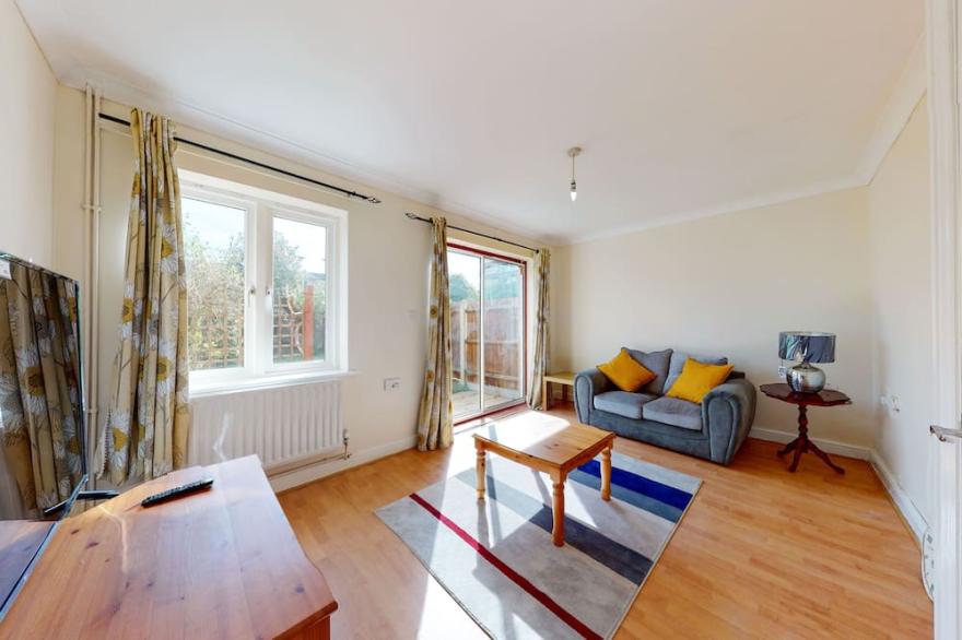 Amazing 2 Bed House w/ Private Parking & Private Garden