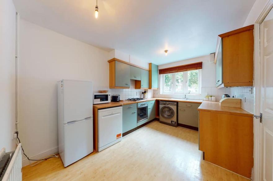 Amazing 2 Bed House w/ Private Parking & Private Garden