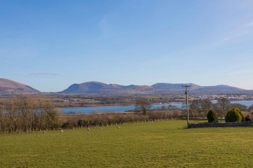 BRON HAUL, pet friendly, country holiday cottage in Brynsiencyn