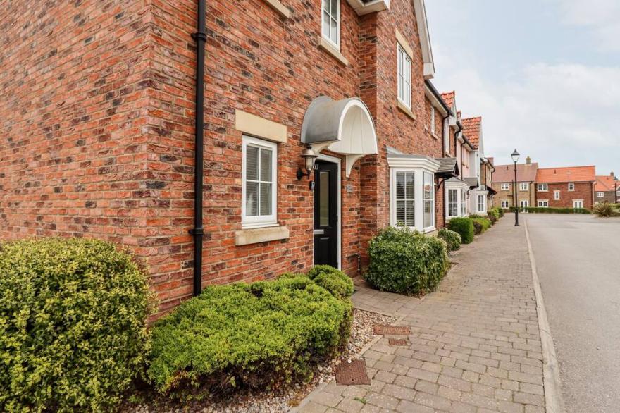 BAY COTTAGE, pet friendly, with pool in The Bay - Filey