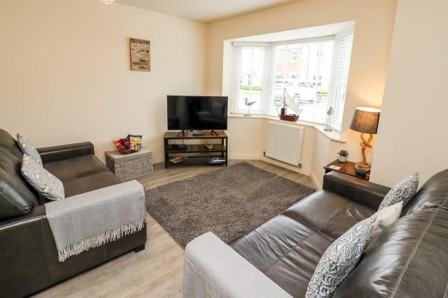 BAY COTTAGE, pet friendly, with pool in The Bay - Filey