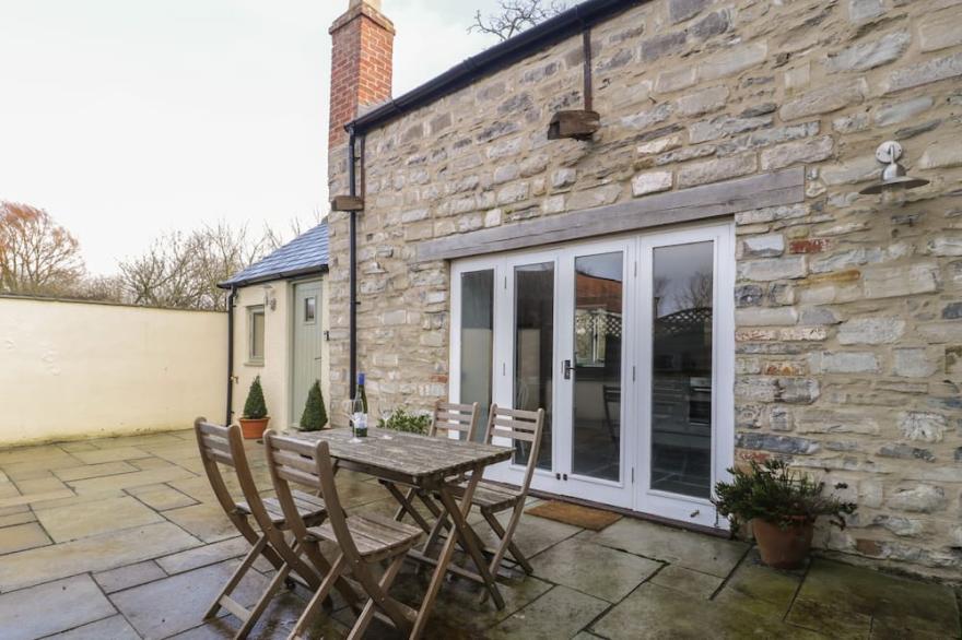 MAGNOLIA BARN, pet friendly, character holiday cottage in Mark