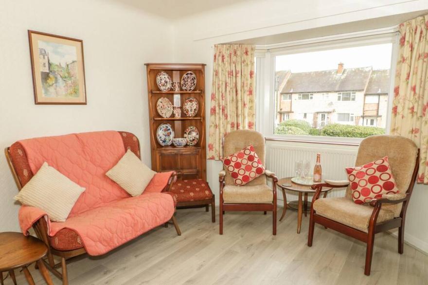TY CAEREDIN, pet friendly, country holiday cottage in Penrhyn Bay