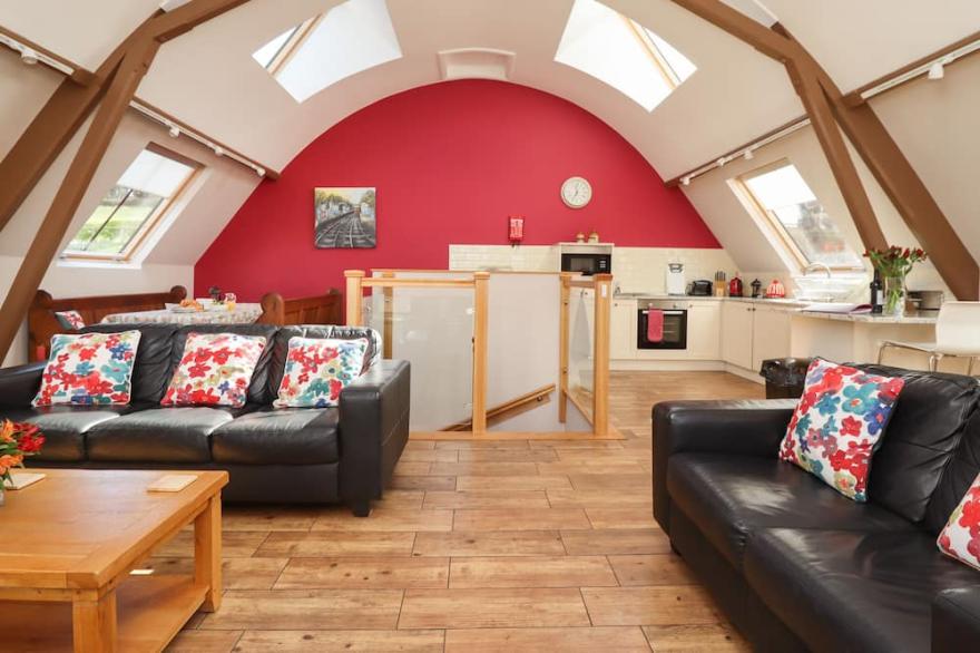 CHAPEL-ON-THE-HILL, family friendly, with a garden in Grosmont