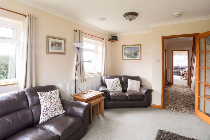 PEN Y GARTH, pet friendly, with a garden in Llanbedrog