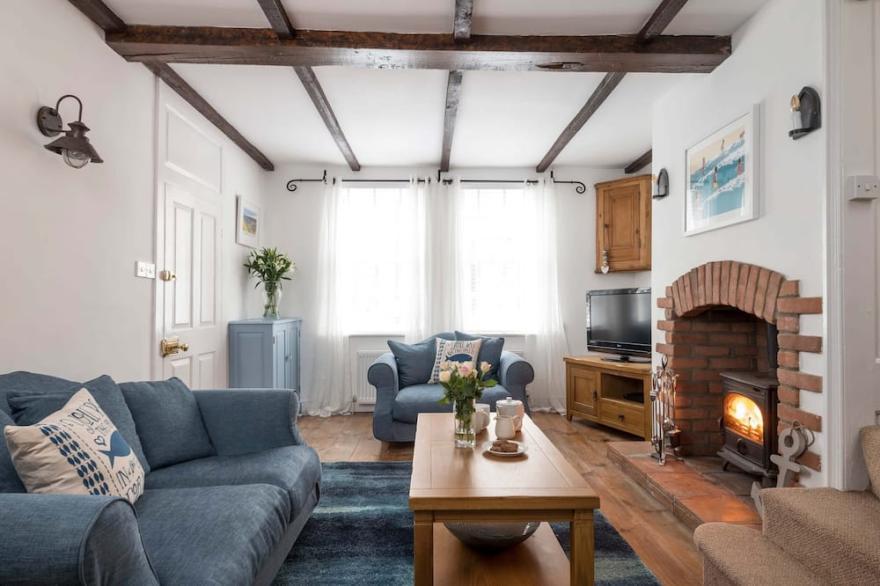 FOSSIL COTTAGE, pet friendly, with open fire in Whitby