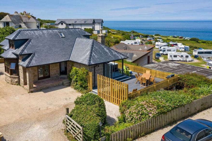 ROCKY CLOSE, pet friendly, character holiday cottage in St Ives