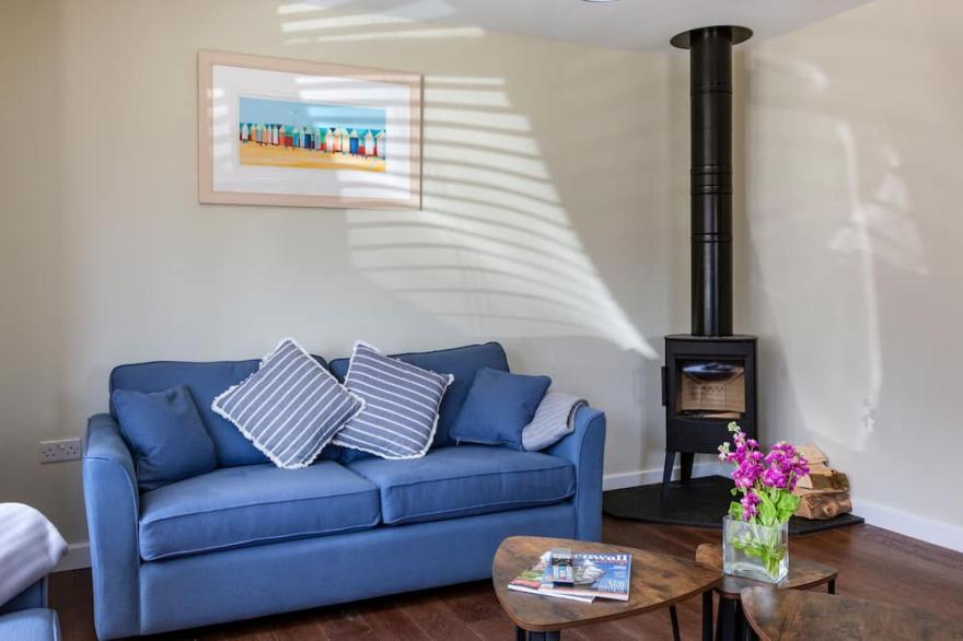 ROCKY CLOSE, pet friendly, character holiday cottage in St Ives