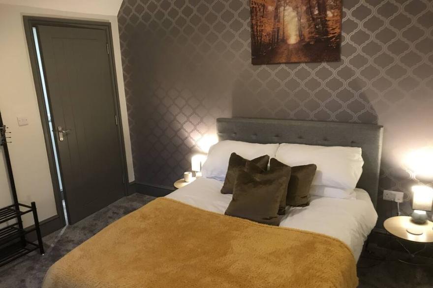 Deluxe Cottage-Private Bathroom-Street View-North Lodge 2
